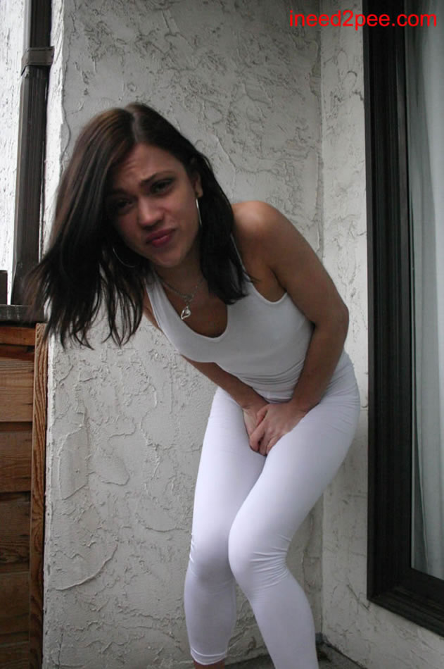Mandy wetting her tight spandex leggings on ineed2pee 